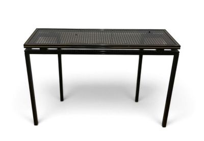 une image représentant une table avec un plateau noir et des pieds en métal