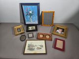 une table avec beaucoup de photos et d'images dessus