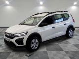 la voiture blanche est garée sur le sol à carreaux d'une pièce