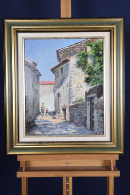 une peinture à l'huile représentant une scène de rue, encadrée et posée sur un chevalet