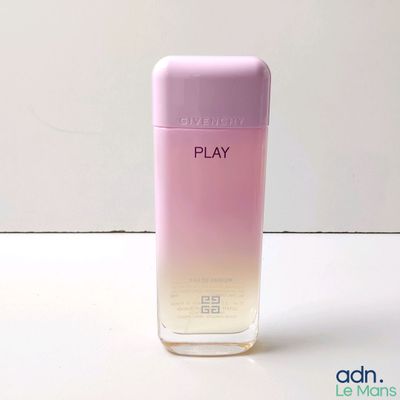une image représentant un flacon de parfum pour enfants posé sur une surface blanche