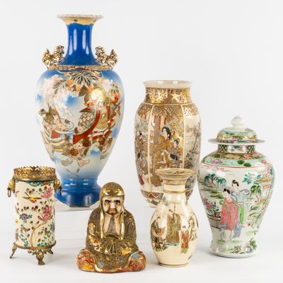 cinq vases posés les uns à côté des autres sur une table