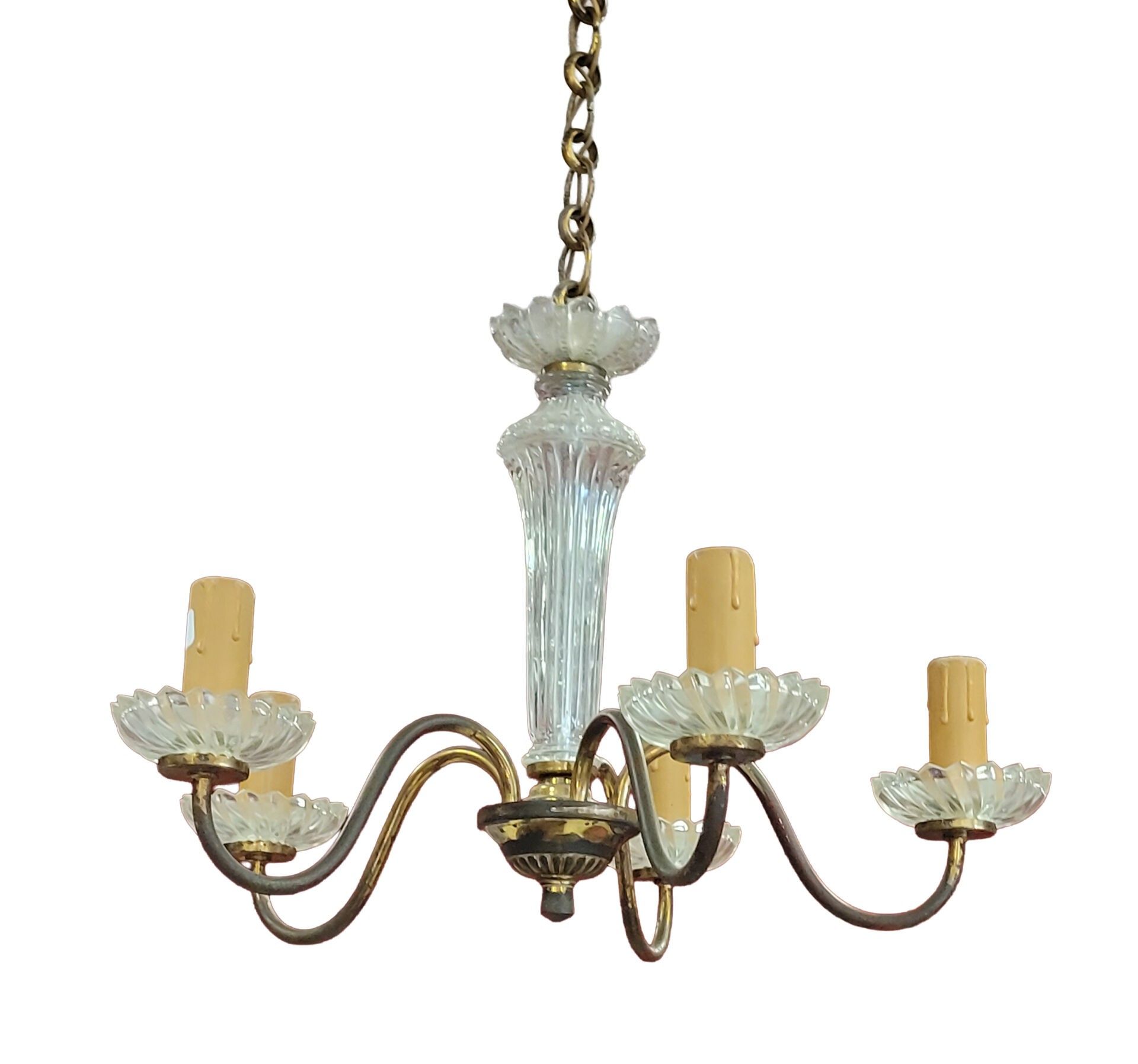 PETIT LUSTRE à cinq lumières en laiton doré et verre. Style Louis XV. (Oxydations et deux pendeloques détachées) Haut...