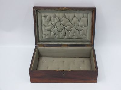 une vieille boîte en bois dont l'intérieur est doublé de cuir