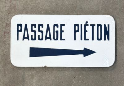 un panneau blanc sur lequel figure une flèche bleue pointant vers la droite