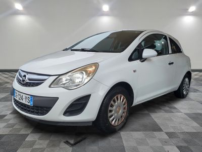 la petite voiture blanche est garée dans la pièce au sol en damier