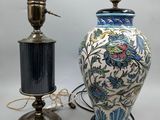 Deux vases sont posés l'un à côté de l'autre sur une table