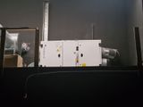 une machine posée sur une table dans une pièce