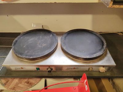 deux casseroles posées sur une cuisinière dans une cuisine