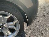 une voiture dont un pneu se trouve sur le bas-côté de la route
