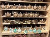 une vitrine en bois sur laquelle sont exposés de nombreux objets variés