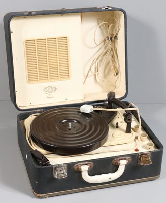 une valise noire contenant un tourne-disque