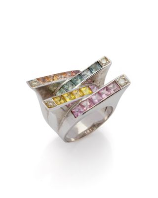 un gros plan d'une bague ornée de pierres multicolores