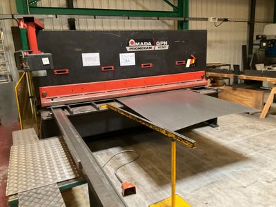 une image représentant une grande machine installée dans un bâtiment