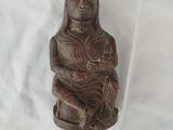 une statue représentant une femme tenant un bébé sur ses genoux