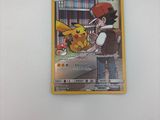 gros plan d'une carte pokemon sur une surface blanche