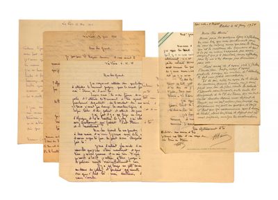 un tas de vieux papiers sur lesquels figurent des inscriptions sur un fond blanc