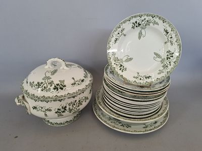 une pile d'assiettes et un saladier muni d'un couvercle