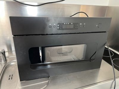 un micro-ondes posé sur un comptoir