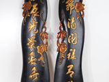 une paire de chaussures peintes en noir et or, ornées d'inscriptions en caractères asiatiques