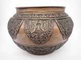 un vase en métal orné d'un motif