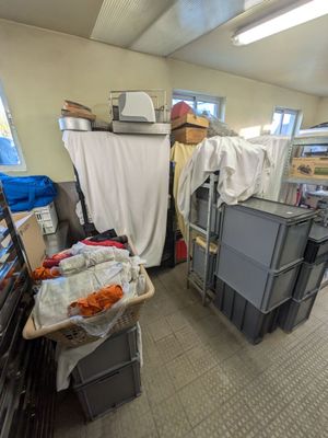 Ensemble de 4 étagères et leur contenu de nappage, et textiles - Photo 1