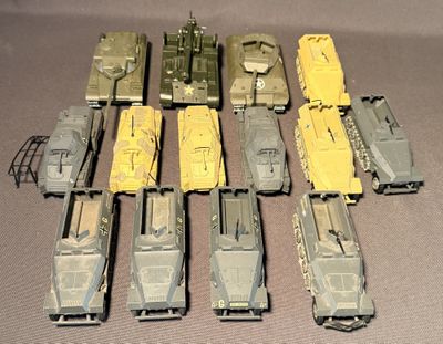 un grand nombre de trains miniatures posés sur une table