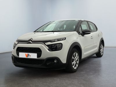 Une Citroën blanche est garée dans une pièce blanche