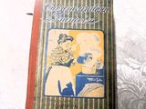 un livre sur la couverture duquel figure la photo d'une femme en train de cuisiner