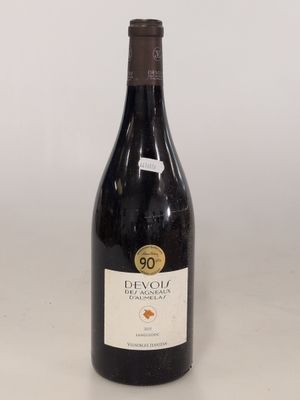 une bouteille de vin posée sur une table