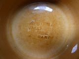 un gros plan d'une tasse marron sur laquelle figure une inscription