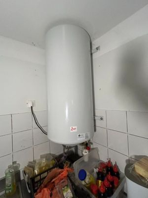 un grand chauffe-eau blanc dans un coin de la cuisine