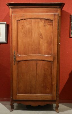 un grand meuble en bois surmonté d'un miroir