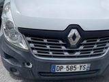 la vue de face d'une camionnette blanche garée dans un parking