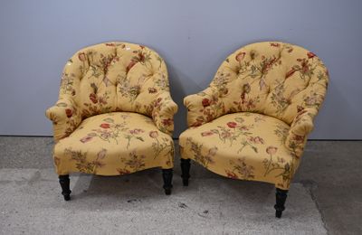 paire de fauteuils rembourrés avec un tissu à motifs floraux rembourrés rembourrés rembourrés rembourrés rembourrés rembourrés rembourrés rembourrés