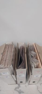 un grand nombre de boîtes empilées les unes sur les autres