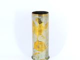 un vase orné d'une fleur jaune sur fond blanc