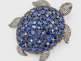 une broche en forme de tortue, sertie de saphirs et de diamants