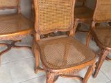 six chaises sont alignées en rangée sur un sol carrelé