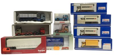 il y a plein de types différents de camions miniatures dans les boîtes