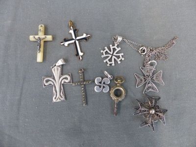 de nombreux types de croix et des croix posées sur une table