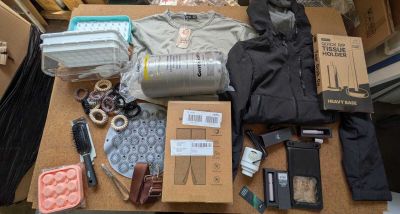 un grand nombre d'objets posés sur une table