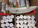 plusieurs pots de peinture et de colle dans une boîte