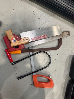 de nombreux outils posés à même le sol