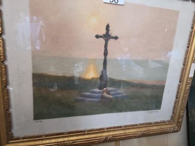 tableau représentant une croix dans un cadre doré, accroché au mur