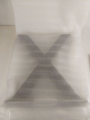 un sac de sable posé sur une table, à côté d'une télécommande