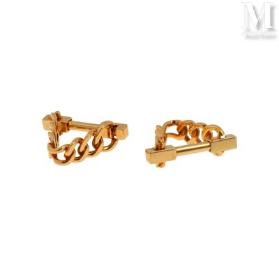 deux paires de boucles d'oreilles à maillons dorés sur fond blanc
