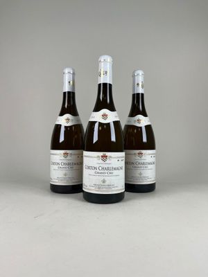 trois bouteilles de vin posées sur une table, l'une à côté de l'autre
