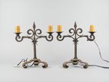 paire de chandeliers anciens en fer forgé avec des bougies jaunes