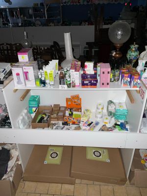 une table avec beaucoup d'objets dans une pièce